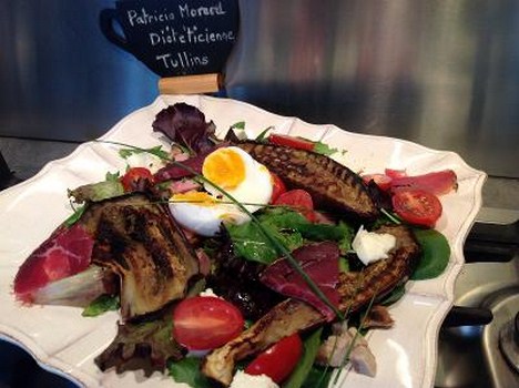 Aubergines en salade œufs mollet et viande des grisons