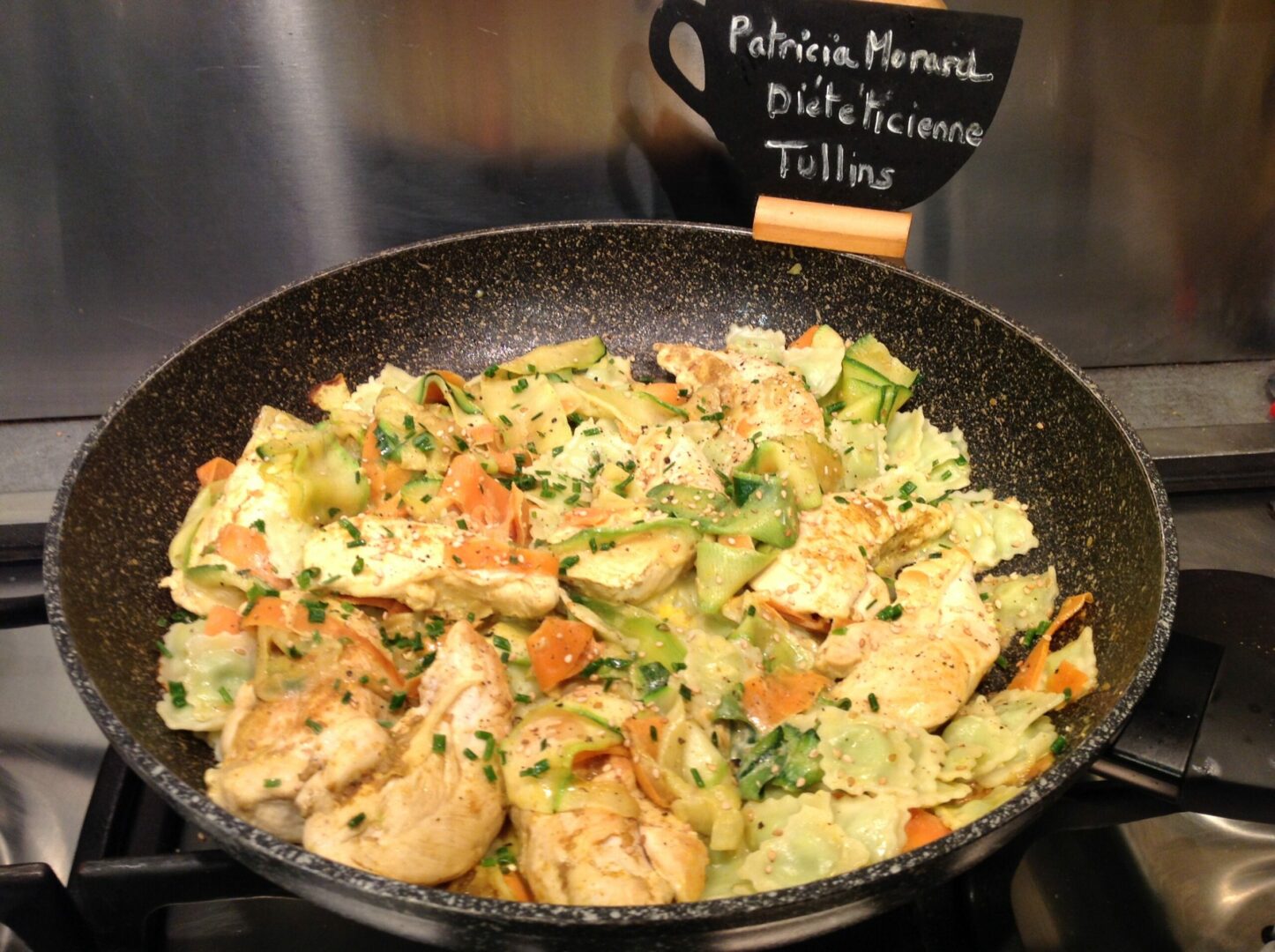 Poêlée compète Poulet, légumes, Ravioles et sésame