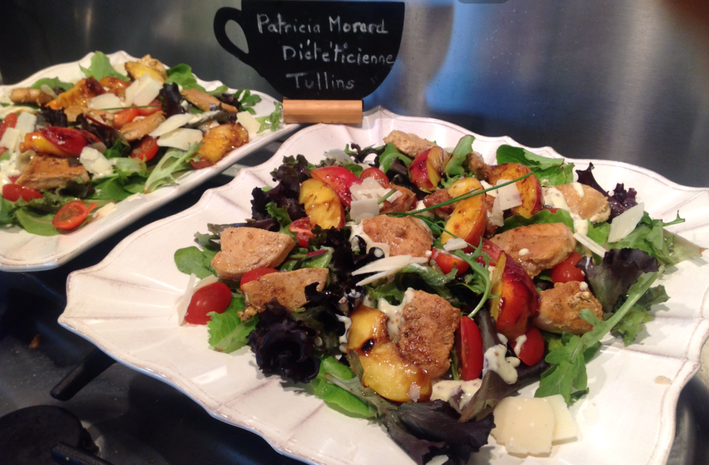 Salade de poulet pêches rôties et crème de Parmesan Rives