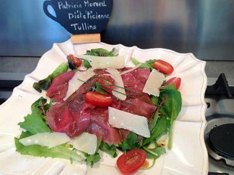 Salade mâche roquette et carpaccio bœuf