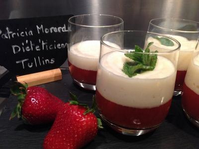 Soupe de fraises, mousse de lait à la menthe