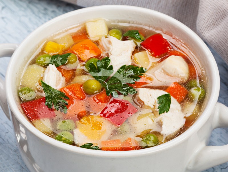 Soupe en morceau julienne de légumes et jambon