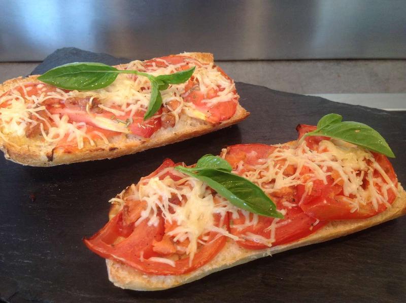 Tartines apéro dînatoire façon tarte a la tomate/ tarte alsacienne et saumon crème