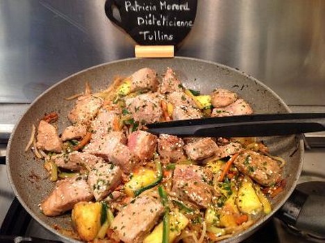 Wok de thon mariné au sésame ananas et légumes sautés