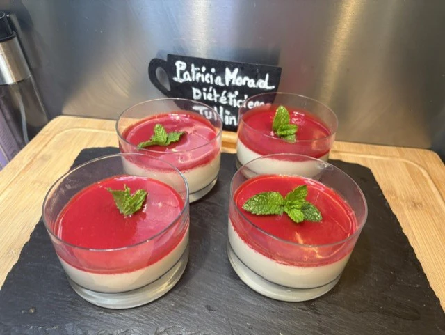 Recette dessert : panna cotta légère vanille framboise