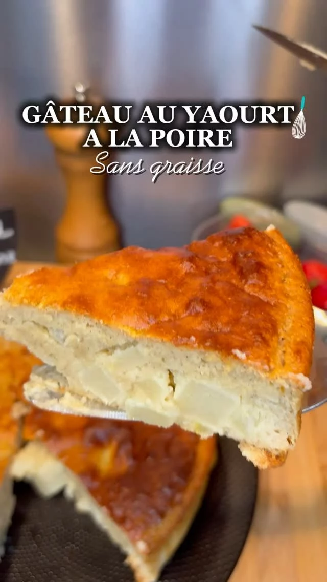 Un gâteau léger, fruité et ultra moelleux… sans aucune matière grasse ajoutée !
La douceur de la poire et le fondant du yaourt pour un dessert sain et gourmand !

🥄 Ingrédients :
- 1 grosse boîte de poires au sirop
- 2 pots de compote pomme-poire sans sucre ajouté
- 3 œufs
- 2 pot de yaourt nature
- 2 pots de farine
- 1 pot de Maïzena
- 1 sachet de levure chimique
- 1 pot de sucre (80 g)
- 2 c. à soupe de vanille liquide

👩‍🍳 Étapes :
1️⃣ Égouttez et coupez les poires.
2️⃣ Fouettez les œufs avec le yaourt et la levure.
3️⃣ Ajoutez le sucre, la farine, la Maïzena, la compote et la vanille.
4️⃣ Mélangez bien, puis incorporez les poires.
5️⃣ Versez dans un moule et faites cuire à 180°C pendant 40 minutes.

💬 Envie d’autres idées de recettes saines et gourmandes ? Retrouvez-les sur mon site : www.morard-patricia-dieteticienne-grenoble.com

#recettehealthy #gâteauleger #poire #gateauauyaourt #dessertsaingourmand #recetterapide #mangersain #recettefacile
