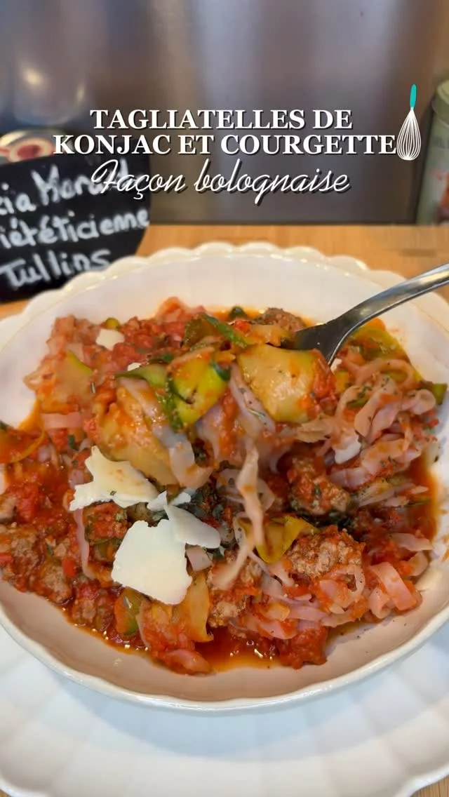 🔥 Tagliatelles de konjac et courgette façon bolognaise

Envie d’un plat léger, rapide et gourmand ? Cette recette de tagliatelles de konjac et courgette façon bolognaise est parfaite pour un dîner équilibré, riche en fibres et en saveurs !

🥄 Ingrédients (1 pers.) :
• 1 sachet de tagliatelles de konjac
• 1 courgette
• 1 steak haché 5 % MG
• 200 ml de pulpe ou purée de tomates
• 1 c. à café d’huile
• 1 c. à soupe de parmesan
• Basilic, origan, sel, poivre

👩‍🍳 Étapes :
1️⃣ Faites bouillir les tagliatelles de konjac 5 min.
2️⃣ Épluchez une bande sur deux de la courgette et taillez-la en tagliatelles avec un économe.
3️⃣ Faites revenir les tagliatelles de courgette avec un peu d’huile et d’ail.
4️⃣ Ajoutez la viande hachée, salez, poivrez.
5️⃣ Incorporez la pulpe de tomates et laissez mijoter 2 min.
6️⃣ Ajoutez les tagliatelles de konjac, origan, sel, poivre.
7️⃣ Laissez mijoter encore 5 min.
8️⃣ Terminez par le parmesan et le basilic frais.

💬 Qui veut tester cette recette légère et gourmande ? Dites-le en commentaire !

Retrouvez d’autres idées sur mon site 👉 www.morard-patricia-dieteticienne-grenoble.com

#recettelegere #konjac #konjacnoodles #nouilledekonjac #courgette #bolognaise #repaséquilibrés #mangersainement #IdéeRepas #recetterapide #recetterapideetfacile
