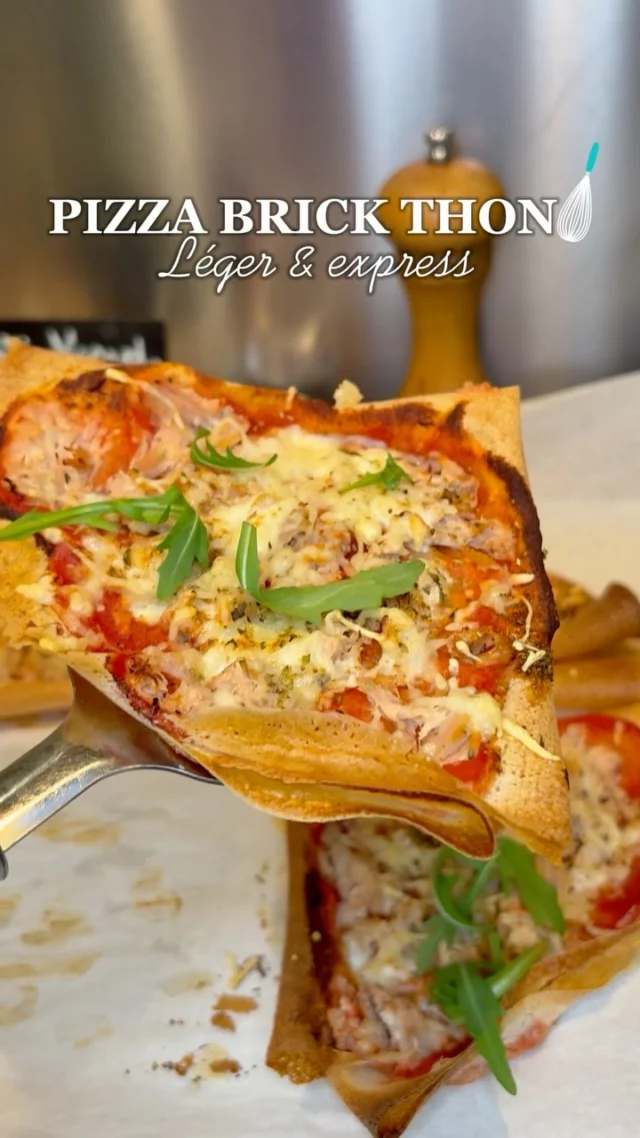 🍕Une pizza légère et croustillante sans pâte à pizza ? Oui, grâce aux feuilles de brick !

Rapide, saine et super gourmande, cette version express va devenir un de vos dîners préférés !

🥄 Ingrédients pour 4 parts :
- 8 feuilles de brick
- 200g de thon au naturel (ou jambon, bacon…)
- 20cl de purée de tomate
- 50g d’emmental râpé
- 10cl de crème légère 12%
- Épices au choix (paprika, curry, cajun…)
- Origan

👩‍🍳 Étapes :
1️⃣ Égouttez et émiettez le thon.
2️⃣ Pliez les feuilles de brick en 4, déposez-les sur une plaque avec du papier cuisson.
3️⃣ Étalez la purée de tomate, repartir le thon, la crème et un peu de fromage.
4️⃣ Ajoutez les épices et l’origan.
5️⃣ Enfournez 10 min à 200°C.
Servez avec une belle salade !

Astuce diététique : c’est un repas féculents → pas besoin d’ajouter pain ou fruit à ce repas !

Vous connaissiez cette version légère de la pizza ? Dites-moi en commentaire si vous testez !

Plus d’idées gourmandes et équilibrées sur :
www.morard-patricia-dieteticienne-grenoble.com

#PizzaHealthy #RecetteRapide #RepasEquilibré #MangerSain #IdeeRepas #FeuilleDeBrick #RecetteFacile #DietRecette #RecetteThon #HealthyDinner #PatriciaMorard