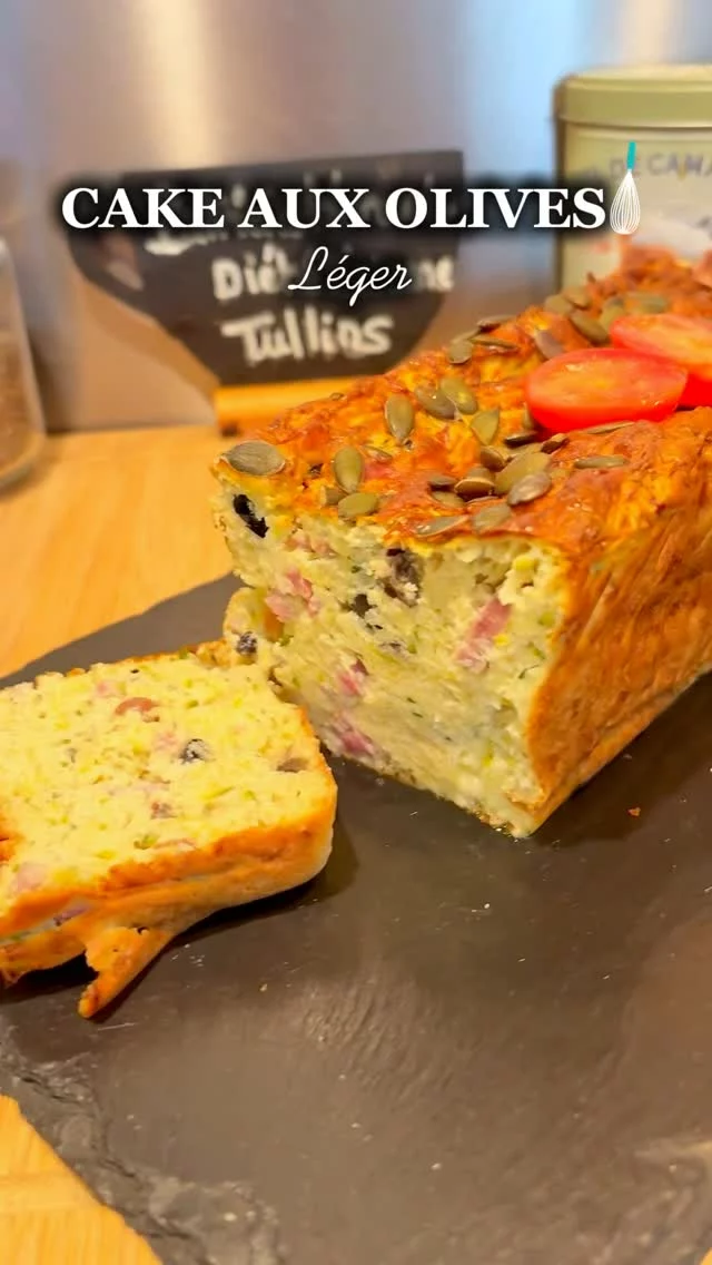 Un cake salé moelleux, riche en goût… et sans aucune matière grasse ajoutée !
Courgette râpée, Ricotta, olives et parmesan : un mélange savoureux pour un apéro sain ou un dîner léger.

🥒 Ingrédients :
- 4 œufs
- 300 g de courgette râpée
- 200 g d’allumettes de jambon ou bacon
- 250 g de Ricotta ou Skyr
- 80 g de farine (ou semoule fine / flocon d’avoine)
- 20 olives dénoyautées
- 40 g de parmesan ou 60 g d’emmental râpé
- 1 sachet de levure chimique
- 2 c. à soupe de basilic haché (frais ou surgelé)

👩‍🍳 Étapes :
1️⃣ Râpez les courgettes et pressez-les pour enlever l’eau.
2️⃣ Mélangez les œufs, la Ricotta, la farine et la levure.
3️⃣ Ajoutez les courgettes, le jambon, les olives, le basilic et le fromage.
4️⃣ Salez, poivrez et versez dans un moule.
5️⃣ Faites cuire 50 min à 180°C.

À préparer la veille !
Variante : testez avec du thon, du crabe ou du saumon.

💬 D’autres recettes saines sur : www.morard-patricia-dieteticienne-grenoble.com

#recettehealthy #cakeauxolives #aperohealthy #recettesaine #dietequilibre #patriciamorard #cuisinefacile #cuisinegourmande #mangersain