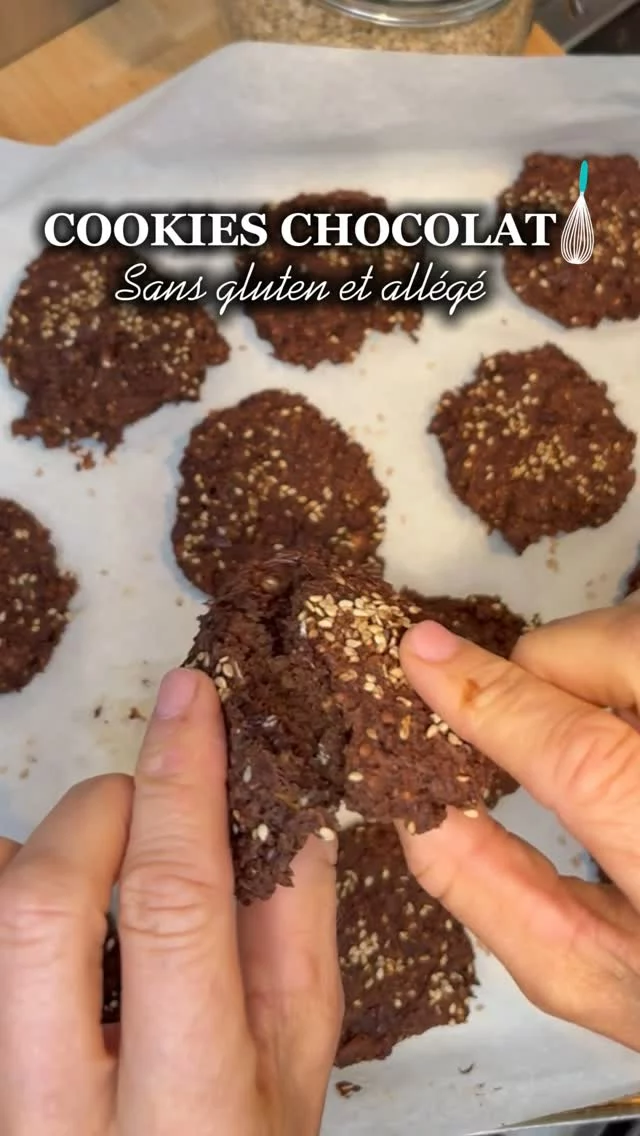 Des cookies sans gluten, sans beurre ajouté et riches en fibres… pour une pause gourmande et équilibrée 🍪💪

🥄 Ingrédients (pour 12 cookies)
100 g de farine de sarrasin
200 g de compote de pomme sans sucre ajouté
40 g de flocons d’avoine
40 g de sésame
40 g de cacao en poudre
40 g de sucre
50 g de pépites de chocolat noir
1 œuf
½ sachet de levure ou ½ c. à café de bicarbonate
1 pincée de sel

👩‍🍳 Étapes
1️⃣ Mélangez les ingrédients secs (sauf le chocolat).
2️⃣ Ajoutez la compote et l’œuf, fouettez.
3️⃣ Incorporez les pépites de chocolat.
4️⃣ Formez des boules de la taille d’une noix à l’aide de 2 cuillères à soupe
5️⃣ Enfournez à 180°C pendant 12 minutes.
6️⃣ Aplatissez à mi-cuisson

💬 Pour encore plus de recettes saines et gourmandes, rendez-vous sur mon site :
🌐 www.morard-patricia-dieteticienne-grenoble.com

#recettehealthy #cookiesansgluten #pausegourmande #chocolatnoir #sansbeurre #richeenfibres #collationsaine #recettefacile #dieteticienne #mangersain