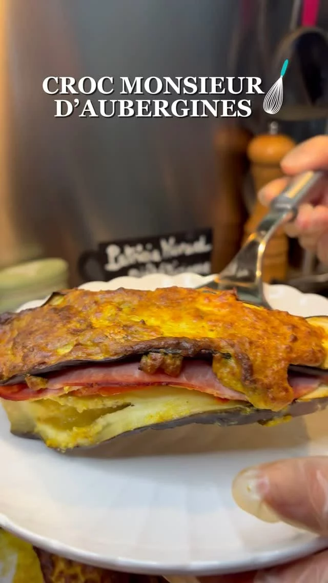 🥪 Un croque-monsieur sans pain donc sans sucre !
Aubergines, jambon, flocons d’avoine et Parmesan : un mélange fondant, savoureux et léger pour un dîner sain et complet.

💪🍆 Ingrédients :
4 aubergines moyennes (coupées en 16 tranches d’1 cm)
8 tranches de jambon ou truite fumée (source de protéines)
80 g de Parmesan (pour le goût et le calcium)
10 cl de crème légère semi-épaisse
1 c. à soupe de moutarde
30 g de flocons d’avoine (fibres et énergie)
2 tomates
Origan ou herbes de Provence

👩‍🍳 Étapes :
1️⃣ Cuire les tranches d’aubergine à la vapeur ou au micro-ondes (8 min), bien les égoutter.
2️⃣ Mélanger crème, moutarde, flocons, Parmesan et herbes
3️⃣ Monter les croques : aubergine + sauce + tomates + jambon + aubergine
4️⃣ Étaler le reste de la préparation sur le dessus
5️⃣ Enfourner 30 min à 180°C

Un plat complet, fondant et ultra savoureux, à tester d’urgence !

💬 D’autres recettes savoureuses et saines sur :
www.morard-patricia-dieteticienne-grenoble.com

#recettehealthy #croquemonsieur #aubergines #mangersain #recettesaine #patriciamorard #cuisinefacile #batchcooking #repasleger