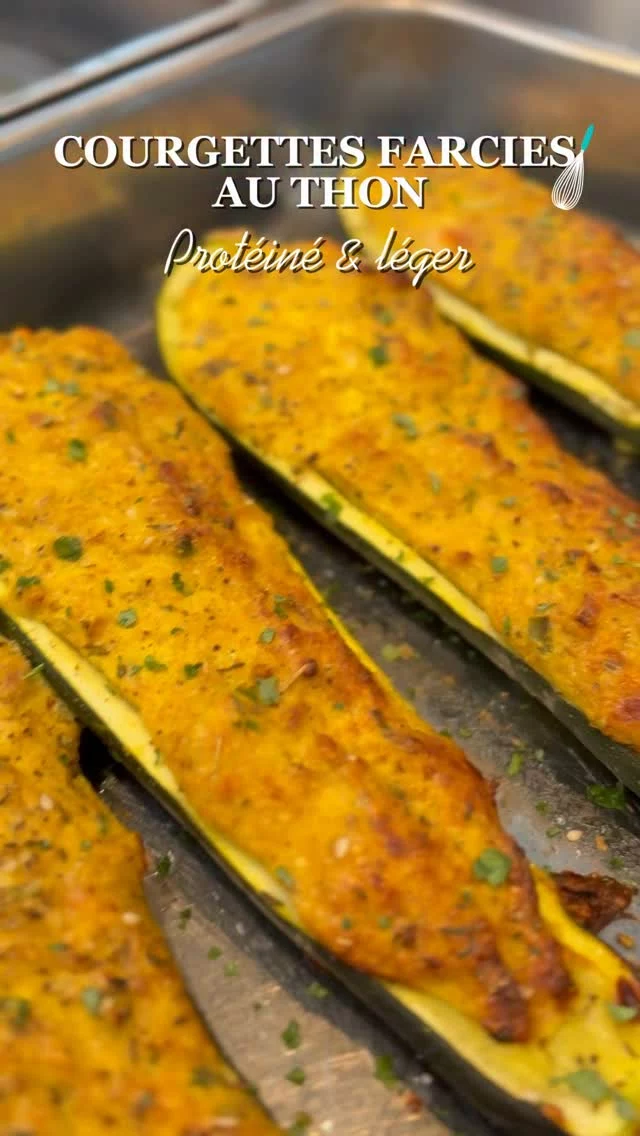 🥒 Des courgettes farcies légères et ultra protéinées !
Avec du thon, du skyr (ou ricotta) et des flocons d’avoine : une recette fondante, rassasiante et parfaite pour un dîner sain.

💪🐟 Ingrédients (pour 4 personnes):
4 courgettes moyennes
300 g de thon au naturel
1 cuillère à soupe de moutarde
400 g de skyr ou ricotta protéinée
4 œufs
2 c. à soupe d’échalote hachée
80 g de parmesan râpé
40 g de flocons d’avoine
1 à 2 c. à café d’épices (paprika, curry, cumin…)
Ciboulette fraîche
Huile d’olive

👩‍🍳 Préparation :
1️⃣ Couper les courgettes en deux et les creuser
2️⃣ Les précuire 8 min au micro-ondes ou à la vapeur
3️⃣ Mélanger tous les ingrédients de la farce dans un saladier
4️⃣ Garnir les courgettes avec la préparation
5️⃣ Enfourner 30 min à 200°C ou à l’air fryer 20 min

✨ Résultat : un plat complet, savoureux, riche en protéines et ultra simple à préparer !

💬 D’autres recettes légères et pleines de goût sur :
www.morard-patricia-dieteticienne-grenoble.com

#recettehealthy #courgettesfarcies #recetteairfryer #airfryer #mangersainement #recetteproteinee #patriciamorard #dinerleger #ideerepas #batchcooking #skyr #thon