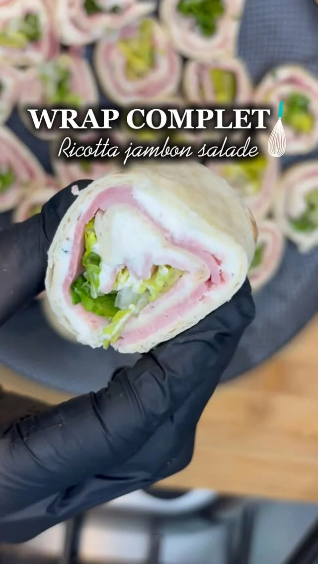 🥗✨ Des wraps sains, protéinés et ultra frais !
Une recette express parfaite pour un apéro équilibré ou un déjeuner rapide 🌯💚

Ricotta protéinée, jambon ou saumon fumé, salade croquante…riche en goût et sans cuisson ! À savourer en famille ou entre amis 🥰

🔪 Ingrédients :
4 galettes de blé ou maïs
1 pot de ricotta (protéinée de préférence)
6 tranches de jambon, saumon ou truite fumée
1 sucrine ou de la mâche/roquette
1 c. à soupe d’échalote
2 c. à soupe d’herbes fraîches (basilic, ciboulette ou persil)
Sel, poivre

👩‍🍳 Étapes :
1️⃣ Mélangez la ricotta avec l’échalote, les herbes, sel & poivre
2️⃣ Étalez sur les galettes, ajoutez jambon & salade
3️⃣ Roulez bien serré, emballez, réservez au frais
4️⃣ Coupez en bouchées et… dégustez !

🔗 Plus de recettes faciles, saines & gourmandes sur :
www.morard-patricia-dieteticienne-grenoble.com

#recettehealthy #wrapsaines #aperoequilibre #ricottarecette #wrapfrais #patriciamorard #dieteticienne #recettesaine #cuisinesimple #mangersain #recetteprotéinée