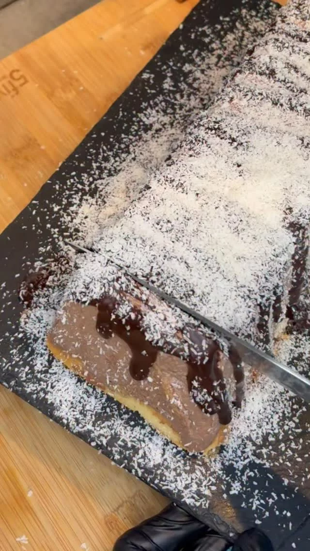 🍫🥥 Bounty maison version light et sans cuisson
Un dessert protéiné, fondant et ultra facile à préparer… sans beurre, sans sucre ajouté, mais 100% plaisir.

👩‍🍳 Ingrédients (pour 6/8 personnes):
• 800 g de Skyr nature (ou 3 pots de ricotta protéinée)
• 125 g de noix de coco râpée (garder 1 c. à soupe pour la déco)
• 100 g de cacao normal en poudre (remplace le sucre)
• 8 à 10 biscuits cuillère ou boudoirs
• 6 à 8 carrés de chocolat noir dessert
• 4 c. à soupe de lait

Variante express :
Remplace les biscuits par 100 g de flocons d’avoine à intégrer directement dans la préparation.
Plus rapide, plus sain, et délicieux.

📌 Préparation :
1️⃣ Dans un saladier, mélanger le Skyr, la noix de coco râpée et le cacao.
2️⃣ Tapisser un moule à cake de film alimentaire et y verser la préparation.
3️⃣ Tasser et mettre au frais minimum 12h.
4️⃣ Faire fondre le chocolat avec le lait (2 min au micro-ondes à 400W), napper le gâteau et saupoudrer de coco râpée.
5️⃣ Réserver au frais jusqu’à dégustation.

#desserthealthy #bountymaison #gateausanscuisson #recettesaine #patriciamorard #dieteticienne #skyrrecette #sanssucreajoute #mangersain