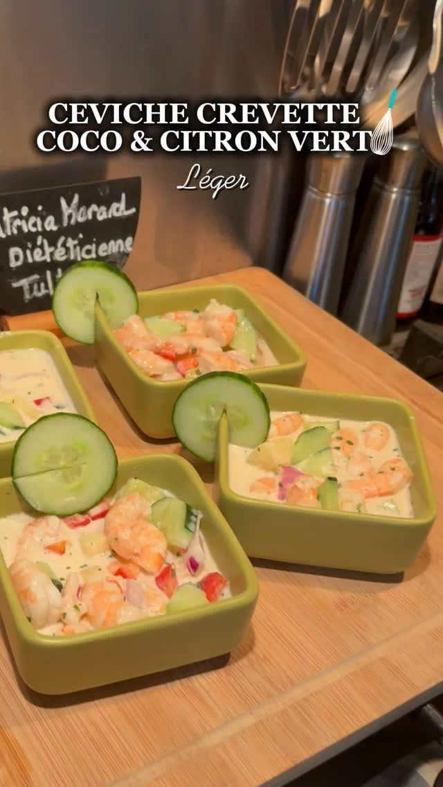 🦐🥥 Ceviche de crevette au lait de coco & citron vert
Frais, léger, plein de saveurs exotiques et prêt sans cuisson ☀️

👩‍🍳 Pour 6 en entrée ou 4 en plat
• 600 g de crevettes décortiquées (crues ou cuites)
• 1/2 concombre
• 1/2 poivron rouge
• 2 tranches d’ananas frais
• 1/2 oignon rouge
• 2 c. à soupe de ciboulette
• 2 c. à soupe de coriandre
• 1 cm de gingembre frais râpé
• Jus de 2 à 3 citrons verts
• 400 g de lait de coco allégé
• 2 c. à soupe d’huile neutre
• Sel, poivre

📌 Préparation :
1️⃣ Couper les crevettes en morceaux, râper le gingembre, presser le citron.
2️⃣ Mélanger crevettes + jus de citron + gingembre + huile, saler, laisser mariner.
3️⃣ Couper le concombre, le poivron, l’ananas et l’oignon rouge en petits dés.
4️⃣ Ajouter au mélange avec le lait de coco et les herbes.
5️⃣ Ajuster l’assaisonnement et réserver au frais minimum 1h.

🔗 Plus de recettes faciles, saines & gourmandes sur :
www.morard-patricia-dieteticienne-grenoble.com

#cevichecrevette #recettefraicheur #sanscuisson #platdetefacile #recettesaine #patriciamorard #dieteticienne #mangersain #cuisinesimple #cococitronvert